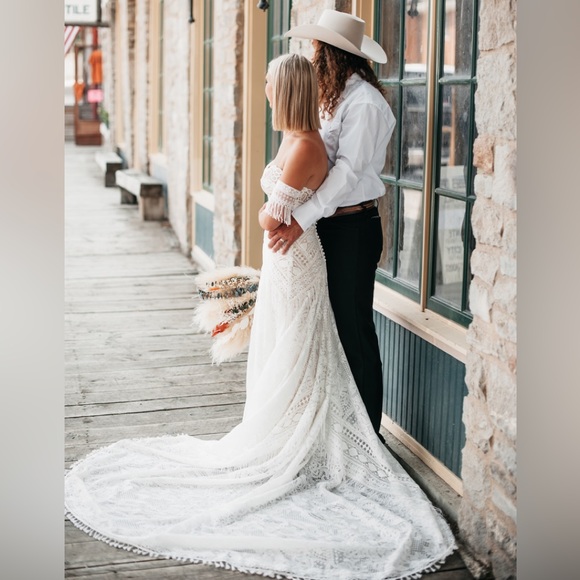 All Who Wander “Shane” Wedding Gown - Picture 4 of 8